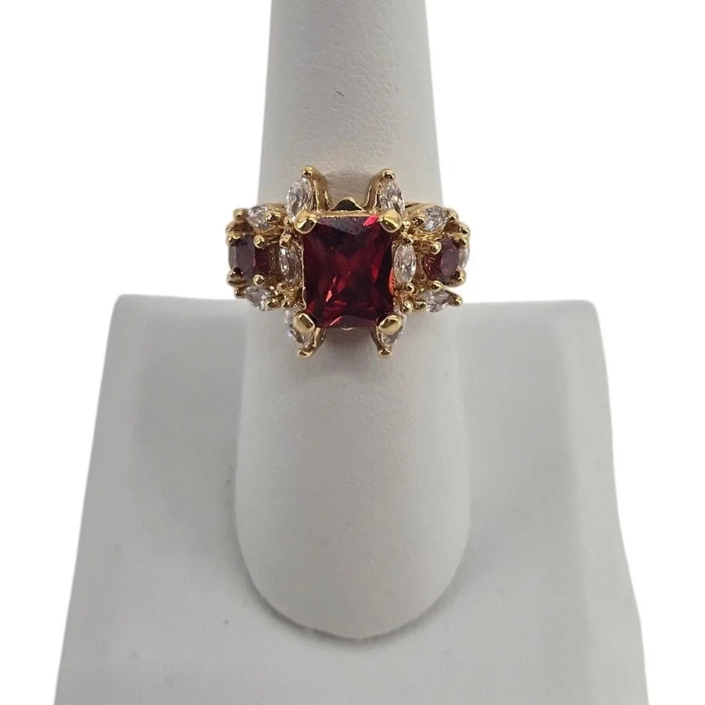 Unbranded Ring Womens 7 Cocktail Red Gold Tone Simulated Garnet EUC